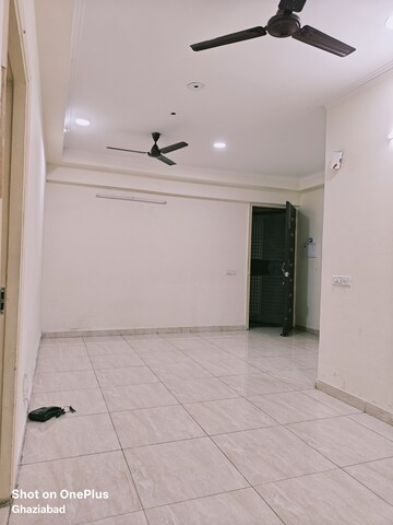 Room in 2 BHK Builder Floor at Gaur City 2 - 14th Avenue, Sector 16c Greater Noida – for Rent