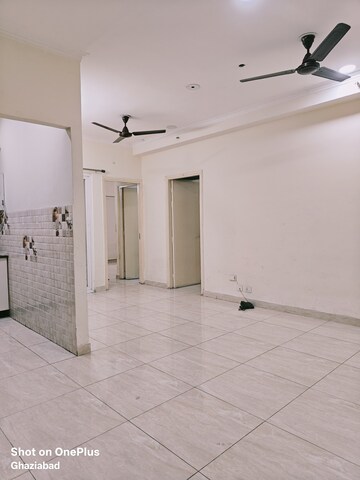 Room in 2 BHK Builder Floor at Gaur City 2 - 14th Avenue, Sector 16c Greater Noida – for Rent