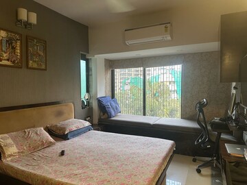 Bedroom in 2 BHK Apartment at Highland CHS, Pali Hill – for Rent