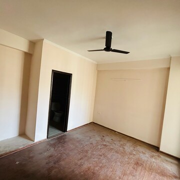 Room in 2 BHK Apartment at Amrapali Golf Homes, Haibatpur – for Rent