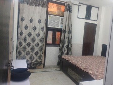 Room in 3 BHK Builder Floor at Mansarovar Park – for Rent