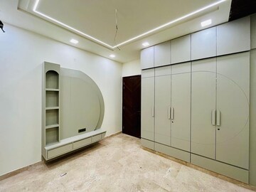 Room in 4 BHK Apartment at Parker White Lily, Sector 8 – for Sale