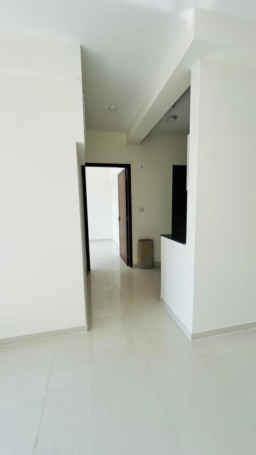 Room in 2.5 BHK Apartment at Amanora Trendy Homes, Hadapsar – for Rent