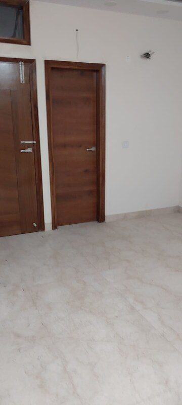 Room in 3 BHK Builder Floor at Paschim Vihar – for Rent