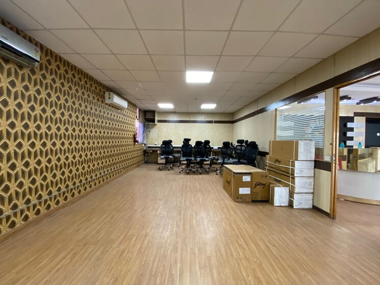  Parking, sector 63 Commercial Office Space 5500 Sq.Ft. In Sector 63 Noida 8376766