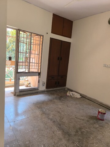 Room in 2 BHK Apartment at Vasant Kunj – for Rent