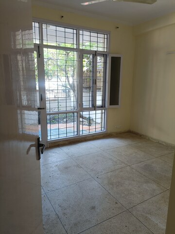 Room in 3.5 BHK Builder Floor at Sector 52 – for Rent
