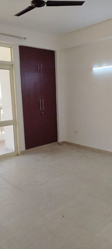Room in 2 BHK Apartment at Supertech Czar Suites, Omicron I Greater Noida – for Rent