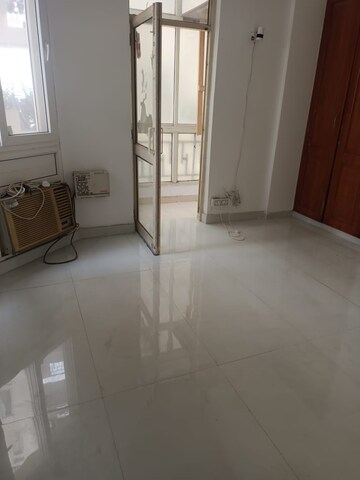 Room in 2 BHK Apartment at West Patel Nagar – for Rent
