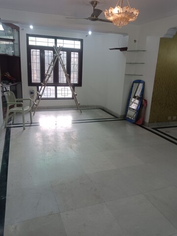 Room in 3 BHK Apartment at Gail Apartments, Sector 62 – for Rent