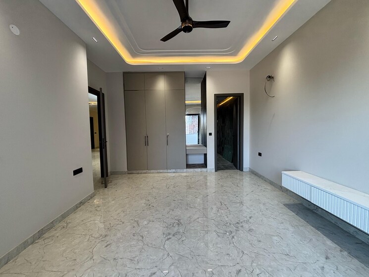 Room, sector 41 4 Bedroom 450 Sq.Yd. Builder Floor In Sector 41 Faridabad 8377111