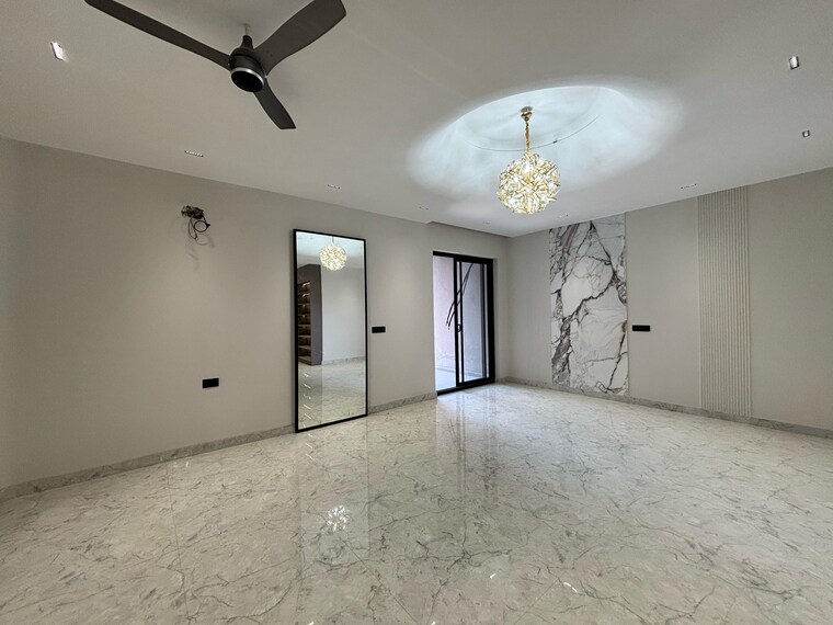 Room, sector 41 4 Bedroom 450 Sq.Yd. Builder Floor In Sector 41 Faridabad 8377111