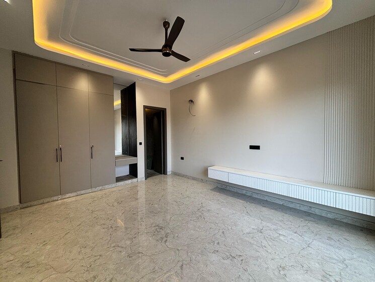 Room, sector 41 4 Bedroom 450 Sq.Yd. Builder Floor In Sector 41 Faridabad 8377111