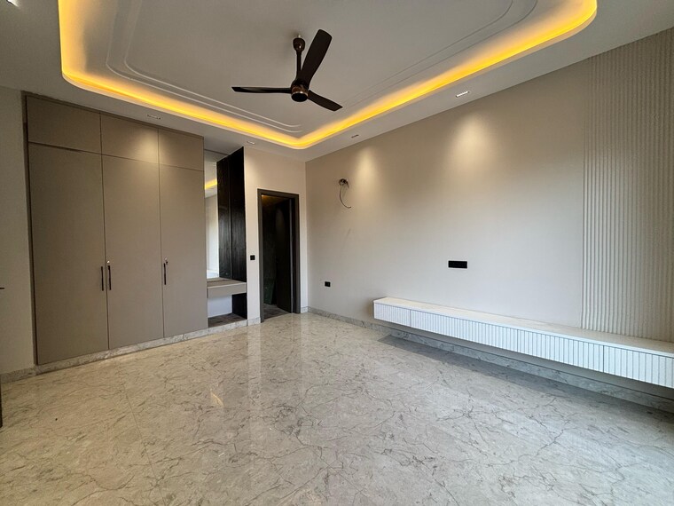 Room, sector 41 4 Bedroom 450 Sq.Yd. Builder Floor In Sector 41 Faridabad 8377111