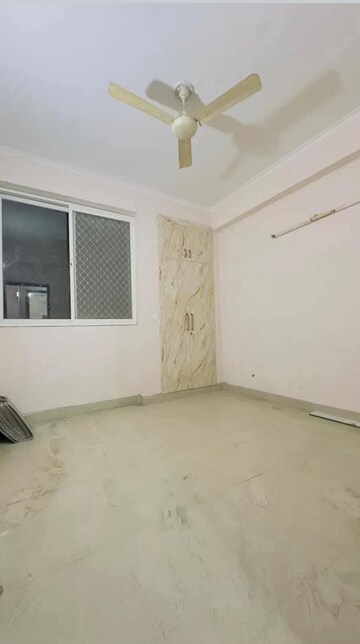 Room in 2.5 BHK Apartment at Amrapali Terrace Homes, Tech Zone 4 Greater Noida – for Rent