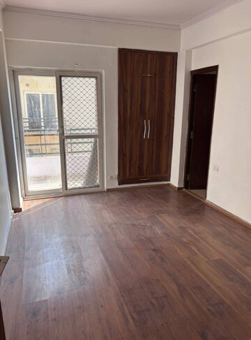 Room in 2.5 BHK Apartment at Amrapali Terrace Homes, Tech Zone 4 Greater Noida – for Rent