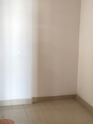 Room in 2.5 BHK Apartment at Amrapali Leisure Park, Amrapali Leisure Valley – for Rent