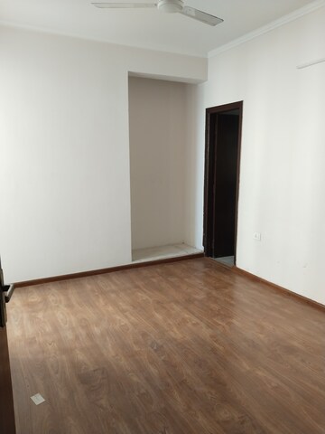 Room in 2.5 BHK Apartment at Amrapali Leisure Park, Amrapali Leisure Valley – for Rent