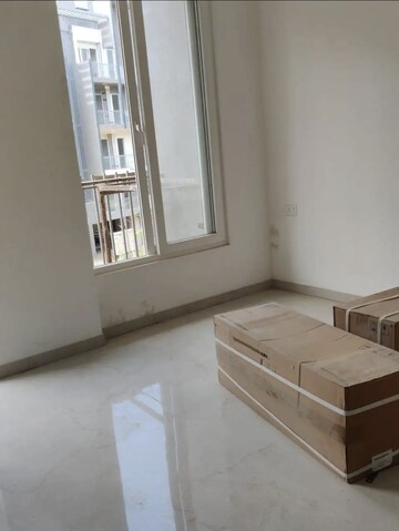 Room in 3.5 BHK Builder Floor at Smart World Orchard, Sector 61 – for Sale
