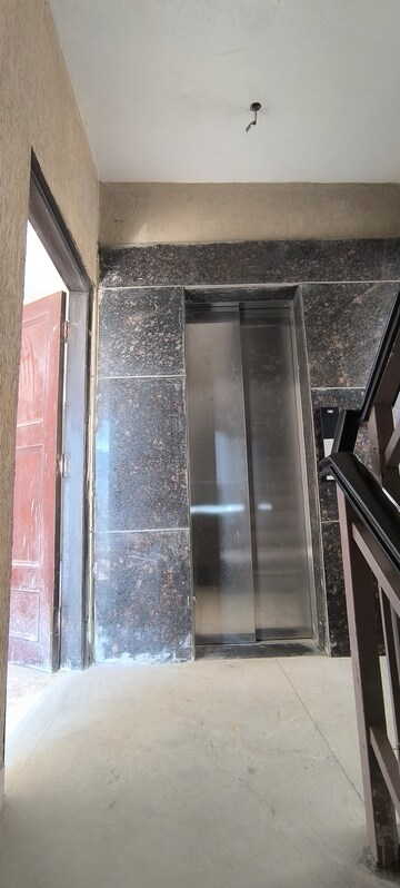 Building Lobby in 3 BHK Builder Floor at BPTP Amstoria, Sector 102 – for Sale