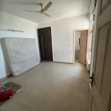 Room in 2 BHK Apartment at Supertech Cape Town, Sector 74 – for Rent
