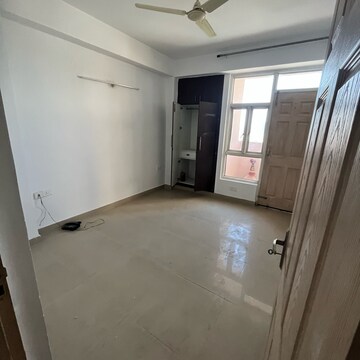 Room in 2 BHK Apartment at Supertech Cape Town, Sector 74 – for Rent