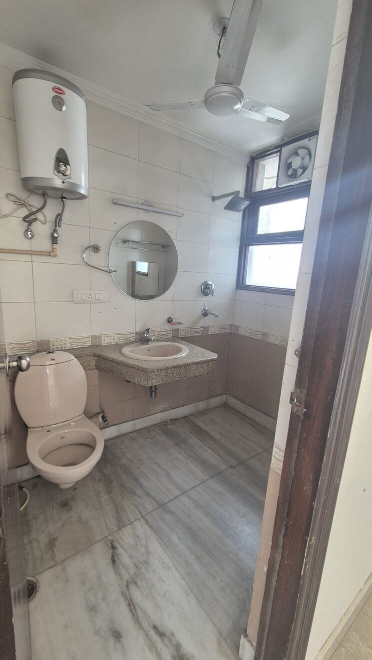 Bathroom, airport-apartments 3 Bedroom 2100 Sq.Ft. Apartment In Sector 47 Gurgaon 8377666