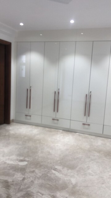 Room in 3 BHK Builder Floor at South Extension ii – for Rent