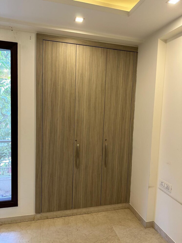 Room, south extension ii 3 Bedroom 1800 Sq.Ft. Builder Floor In South Extension ii Delhi 8377799