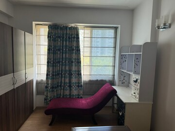 Room in 4 BHK Apartment at DLF The Pinnacle, Dlf Phase V – for Rent