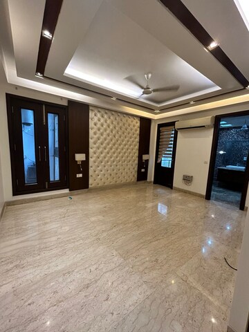Room in 4 BHK Builder Floor at Green Park Extension – for Sale