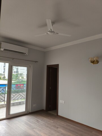 Room in 3 BHK Apartment at Central Park Flower Valley Aqua Front Towers, Sohna Sector 33 – for Rent