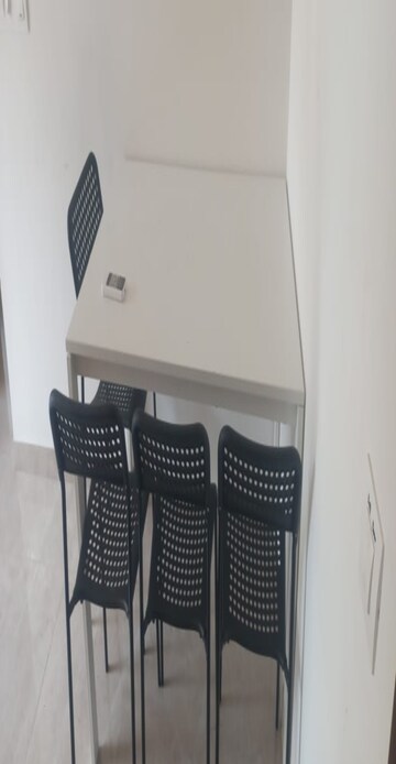 Furnished Amenities in 1.5 BHK Apartment at Goregaon West – for Rent