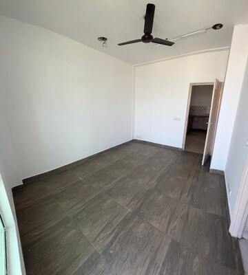 Room in 2 BHK Apartment at Chi V Greater Noida – for Rent
