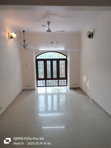 Room in 2 BHK Apartment at Vasant Kunj – for Rent