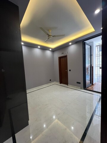 Master Bedroom in 3 BHK Builder Floor at Chittaranjan Park – for Rent
