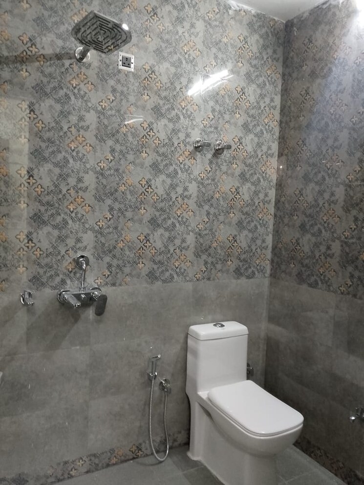 Bathroom, safdarjung enclave 3.5 Bedroom 1800 Sq.Ft. Builder Floor In Safdarjung Enclave Delhi 8379403