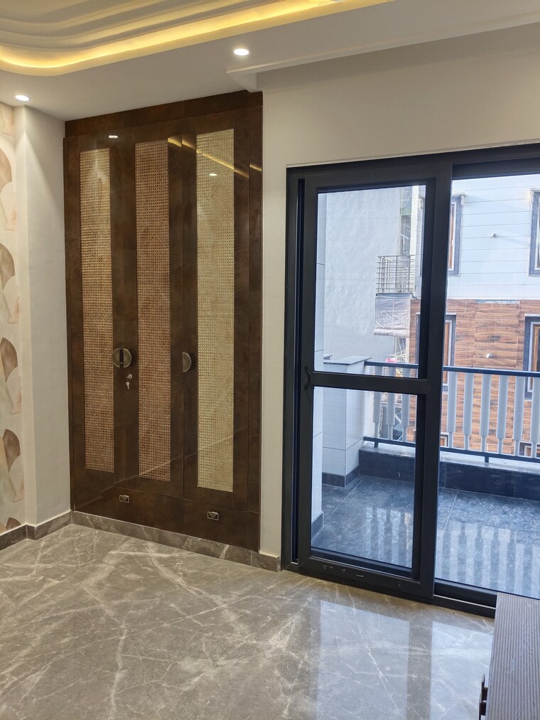 Room, paschim vihar 2.5 Bedroom 84 Sq.Yd. Builder Floor In Paschim Vihar Delhi 8379408