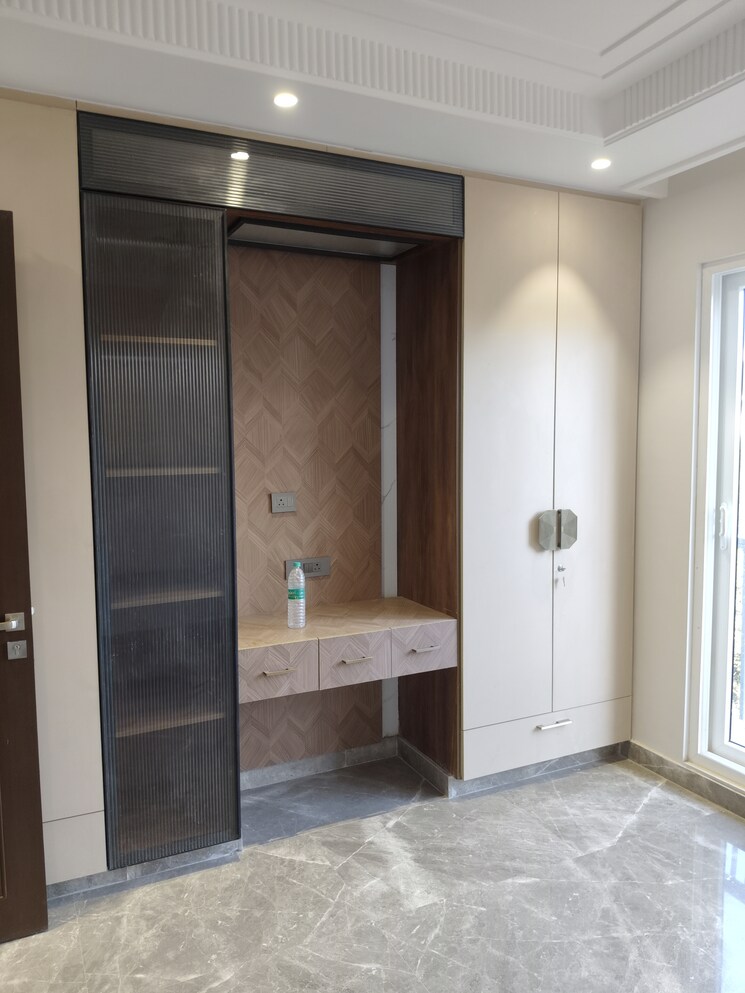 Room, paschim vihar 2.5 Bedroom 84 Sq.Yd. Builder Floor In Paschim Vihar Delhi 8379408