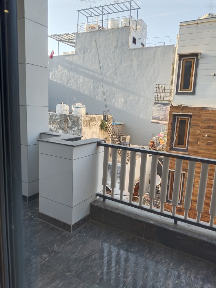Balcony, paschim vihar 2.5 Bedroom 84 Sq.Yd. Builder Floor In Paschim Vihar Delhi 8379408