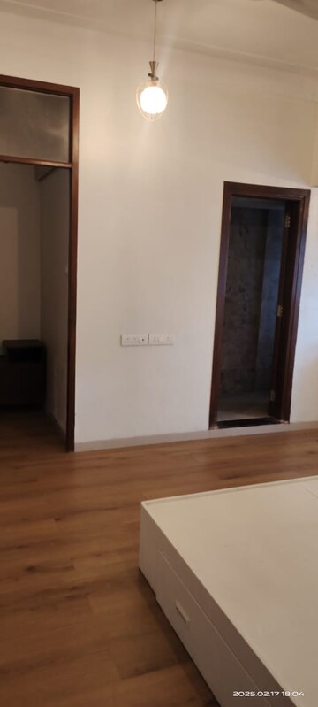 Room in 2 BHK Apartment at Niraj Apartments, Malabar Hill – for Rent