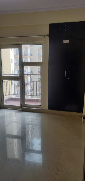 Room in 2.5 BHK Apartment at Gardenia Golf City, Sector 75 – for Rent