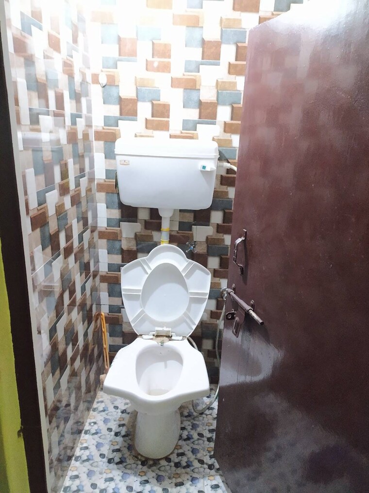 Bathroom, guru govind nagar 4 Bedroom 107 Sq.Yd. Independent House In Guru Govind Nagar Agra 8379794