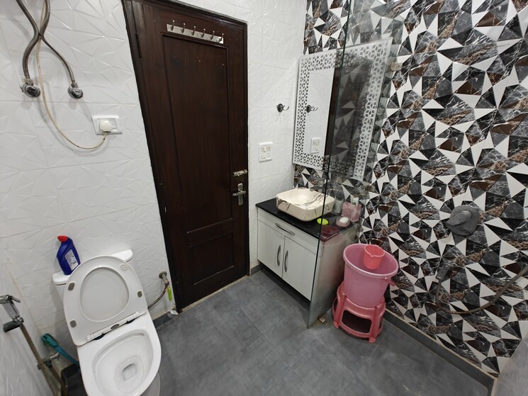 Bathroom, chander nagar 4 Bedroom 350 Sq.Mt. Builder Floor In Chander Nagar Ghaziabad 8379795