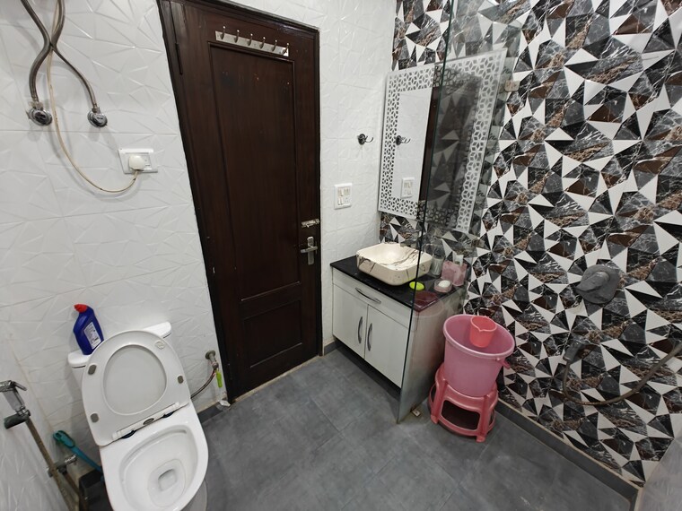 Bathroom, chander nagar 4 Bedroom 350 Sq.Mt. Builder Floor In Chander Nagar Ghaziabad 8379795