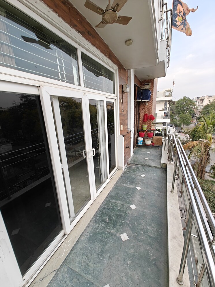 Balcony, chander nagar 4 Bedroom 350 Sq.Mt. Builder Floor In Chander Nagar Ghaziabad 8379795