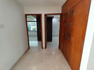 Room in 4 BHK Apartment at West Mambalam – for Rent