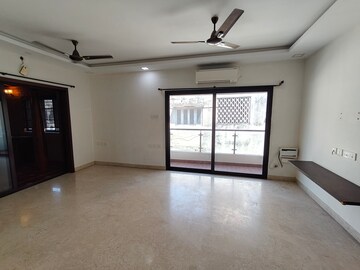 Room in 4 BHK Apartment at West Mambalam – for Rent