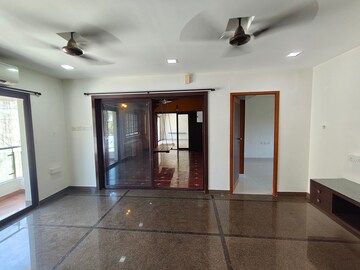 Room in 4 BHK Apartment at West Mambalam – for Rent