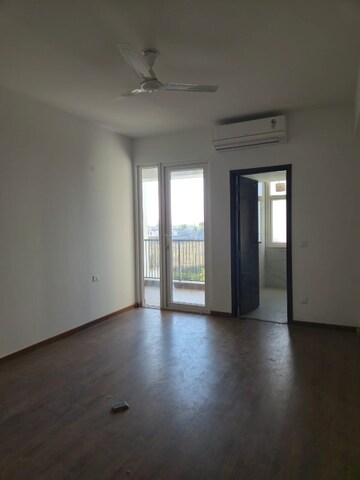 Room in 5 BHK Builder Floor at DLF Garden City Independent Floors, Sector 92 – for Rent